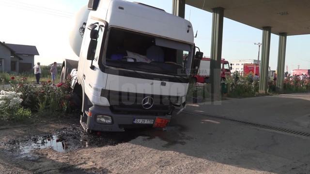 Autocisterna a trecut la aproape un metru de una dintre pompele de alimentare cu carburant din incinta benzinăriei