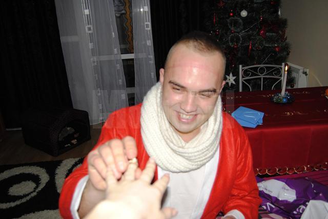 Anul trecut, de Crăciun, Dragoş s-a îmbrăcat în Moş Crăciun şi i-a dăruit Adinei inelul de logodnă