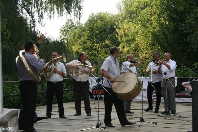 Muzeul Satului Bucovinean, însufleţit de zeci de artizani, meşteşugari şi artişti de muzică populară