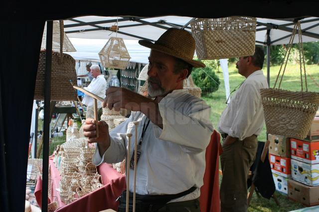 Muzeul Satului Bucovinean, însufleţit de zeci de artizani, meşteşugari şi artişti de muzică populară