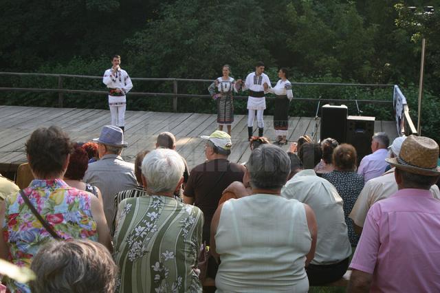 Muzeul Satului Bucovinean, însufleţit de zeci de artizani, meşteşugari şi artişti de muzică populară