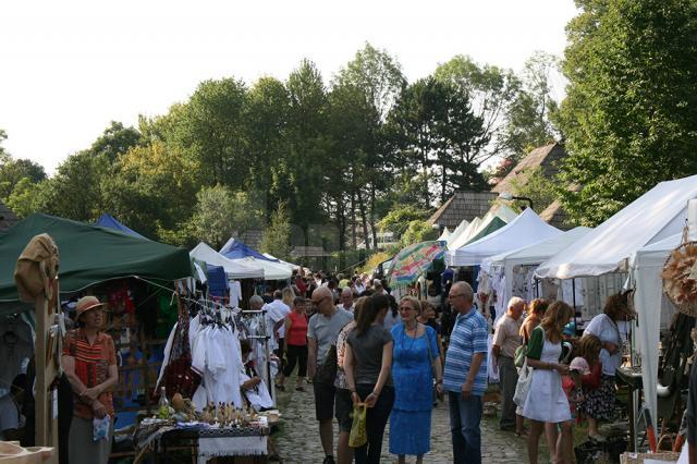 Muzeul Satului Bucovinean, însufleţit de zeci de artizani, meşteşugari şi artişti de muzică populară