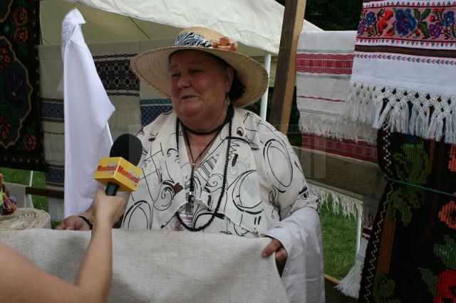 Muzeul Satului Bucovinean, însufleţit de zeci de artizani, meşteşugari şi artişti de muzică populară