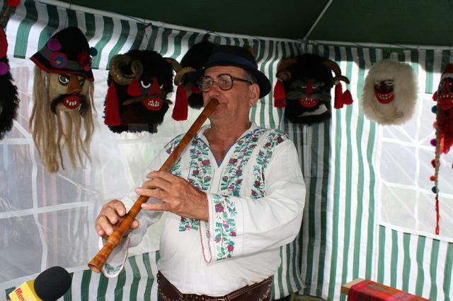 Muzeul Satului Bucovinean, însufleţit de zeci de artizani, meşteşugari şi artişti de muzică populară