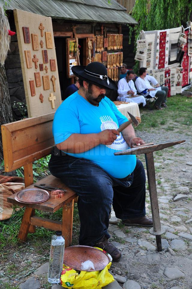 Muzeul Satului Bucovinean, însufleţit de zeci de artizani, meşteşugari şi artişti de muzică populară