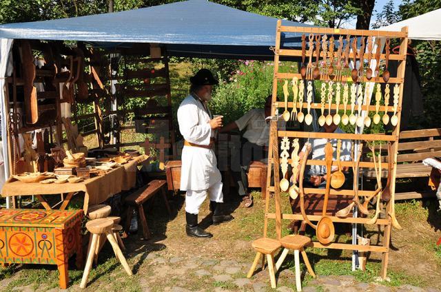 Muzeul Satului Bucovinean, însufleţit de zeci de artizani, meşteşugari şi artişti de muzică populară