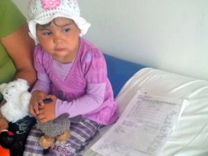 Rebeca Mariana Matei, în vârstă de 2 ani, din Şerbăuţi, are nevoie urgent de o operaţie de reparare a inimii
