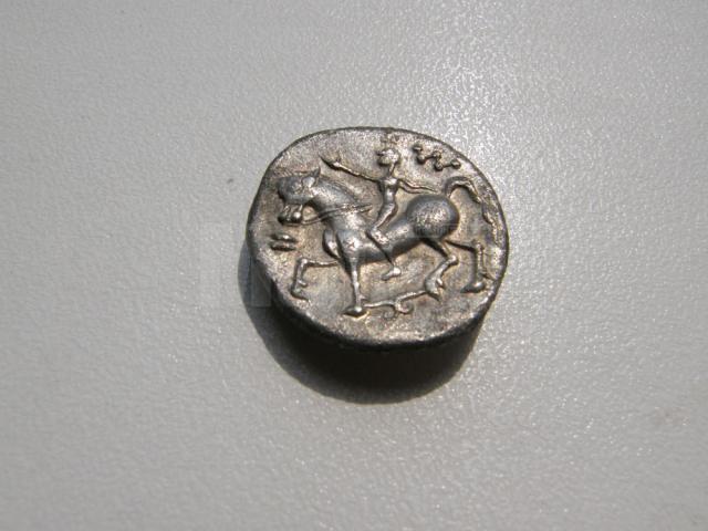 Monedele sunt din categoria drahmelor şi reprezintă un personaj dacic şi un călăreţ