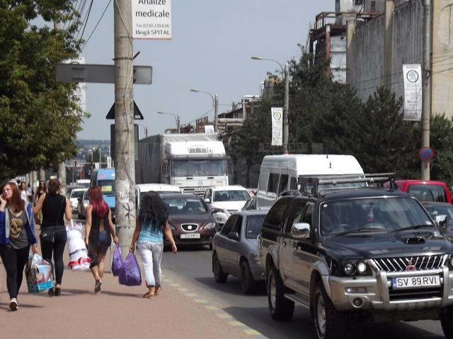 Porţiunea dintre cele două sensuri giratorii de pe Calea Unirii a fost sufocată de numărul mare de autovehicule din trafic