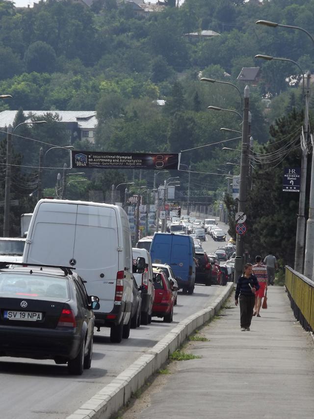 Porţiunea dintre cele două sensuri giratorii de pe Calea Unirii a fost sufocată de numărul mare de autovehicule din trafic