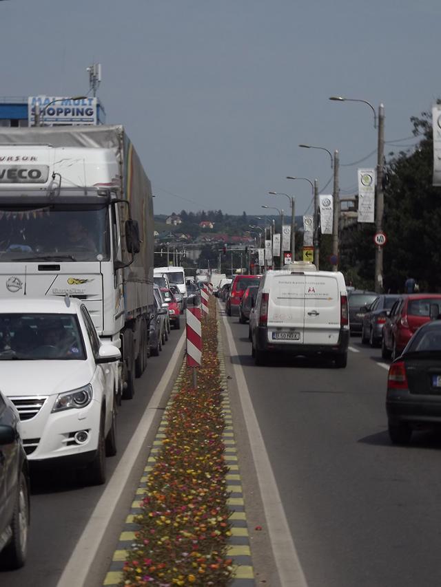 Porţiunea dintre cele două sensuri giratorii de pe Calea Unirii a fost sufocată de numărul mare de autovehicule din trafic