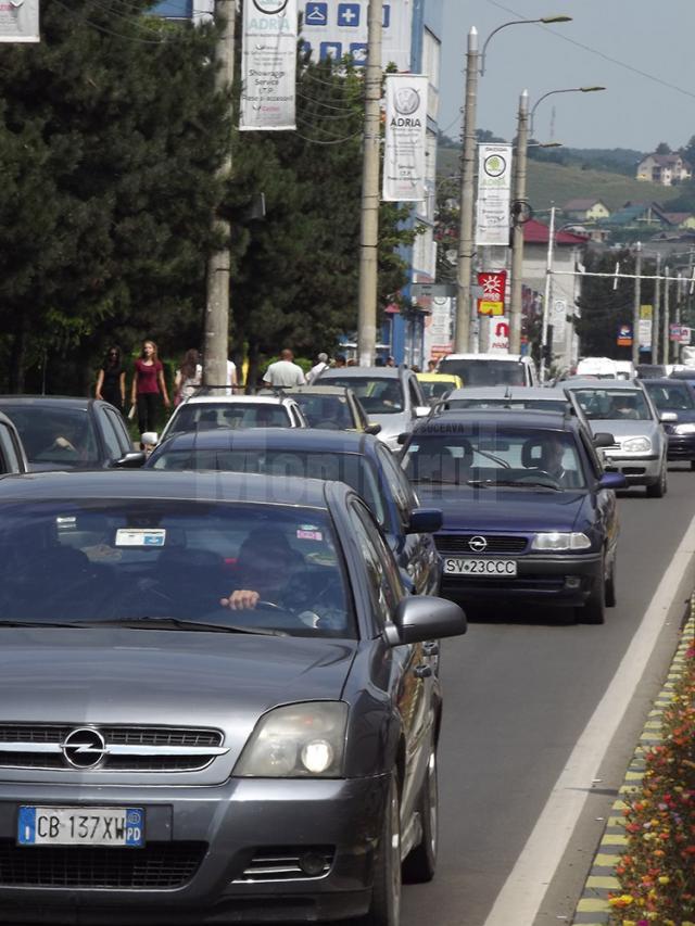 Porţiunea dintre cele două sensuri giratorii de pe Calea Unirii a fost sufocată de numărul mare de autovehicule din trafic