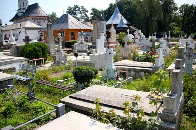 Morminte noi şi vechi, în cimitirul Pacea