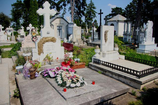 Morminte noi şi vechi, în cimitirul Pacea