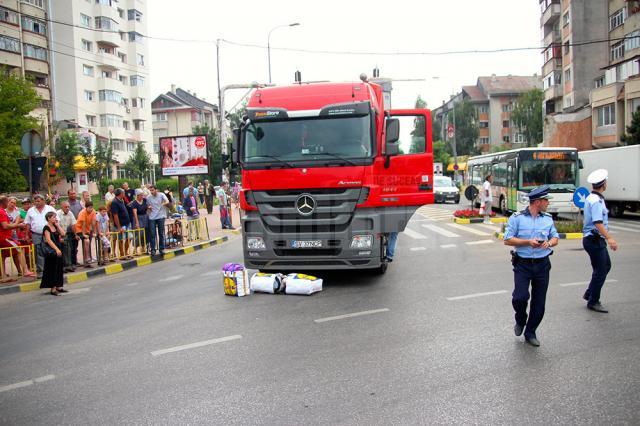 Din ancheta poliţiei rezultă că vinovat de accident este şoferul tirului, care a intrat pe marcajul pietonal pe culoarea roşie a semaforului