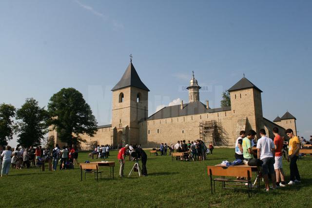Platoul Mănăstirii Dragomirna a fost animat de zeci de participanţi la Olimpiada Internaţională de Astronomie şi Astrofizică