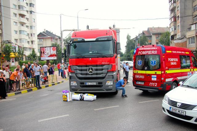 O fetiţă de 6 ani şi bunicul ei, accidentaţi pe trecerea de pietoni de un tir