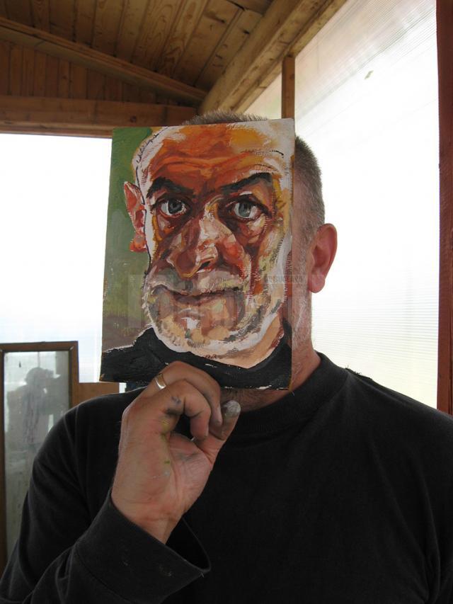 Mariusz Drohomirecki cu unul din autoportretele sale