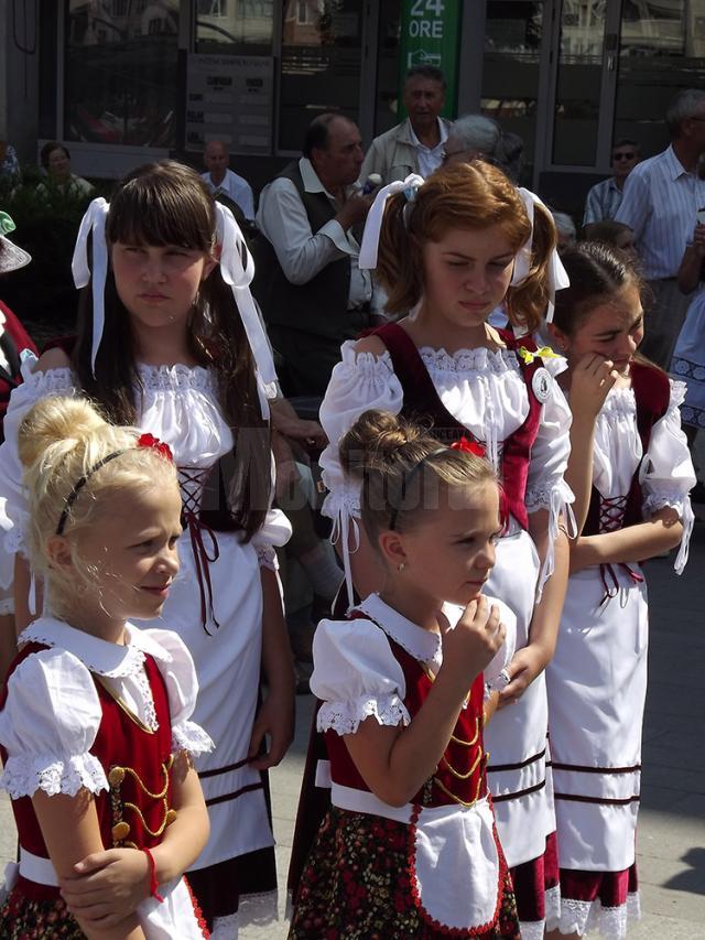 Micuţii etnici germani au atras privirile tuturor prin frumuseţea costumelor tradiţionale, dar şi prin drăgălăşenia lor