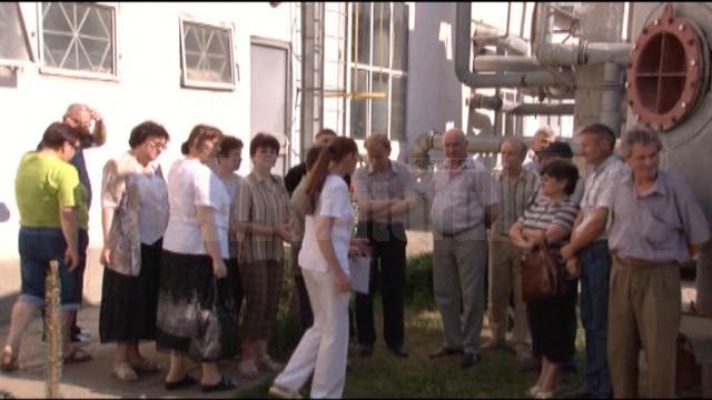 Circa 20 de angajaţi ai fabricii de seringi Genko Group SA Suceava au venit ieri din concediu, la firmă, pentru a protesta că nu şi-au primit salariile de luni de zile