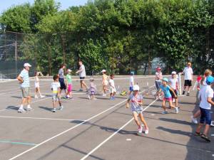 Numărul copiilor care doresc să practice tenisul în Fălticeni este în creştere