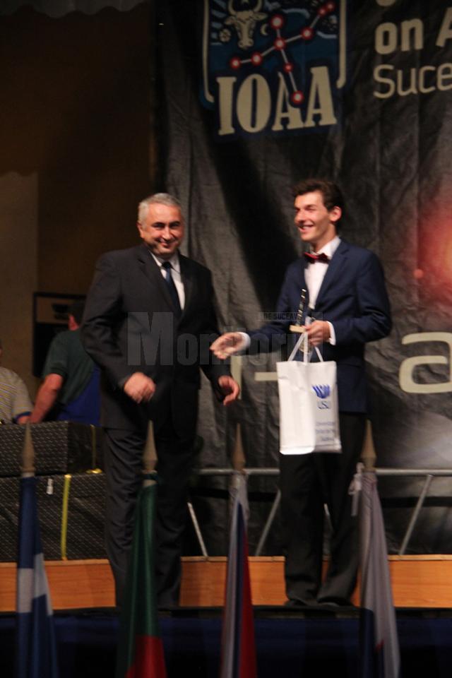 Tudor Creţu (Rădăuţi) a primit premiul special de la rectorul USV, Valentin Popa