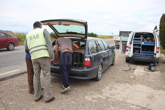 Poliţia Rutieră împreună cu un echipaj al Registrului Auto Român (RAR)  a verificat 311 maşini înmatriculate în alte state