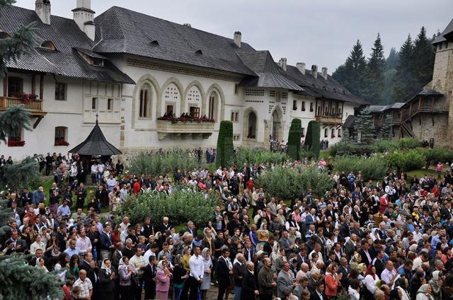 Mănăstirea Putna îi întâmpină pe pelerini încă de joi, 14 august, când vor avea loc slujbele de priveghere