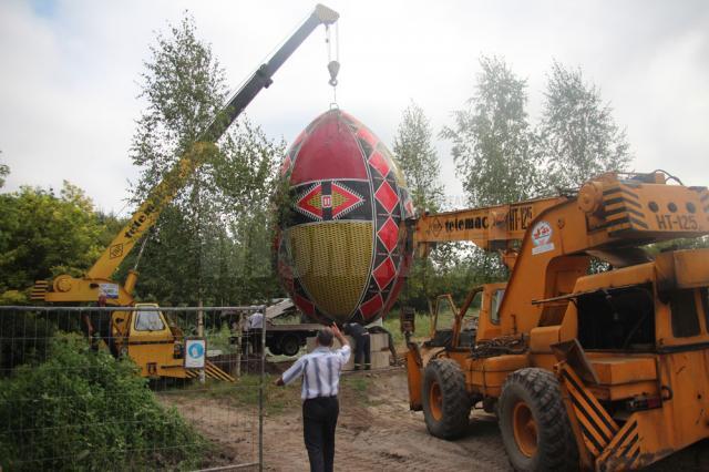 Cel mai mare ou încondeiat de Paşte din lume, cu care Suceava a intrat în 2009 în Cartea recordurilor, a fost mutat ieri de pe platoul Cetăţii de Scaun al Sucevei