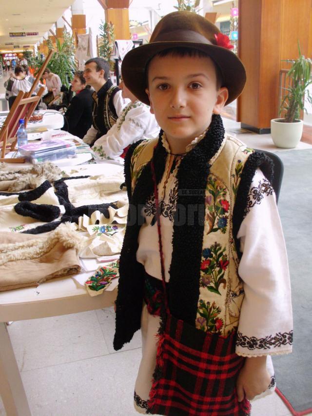 Andrei Răzvan Botez din Grăniceşti are 9 ani şi a câştigat premiul I la secţiunea Broderie pe piele