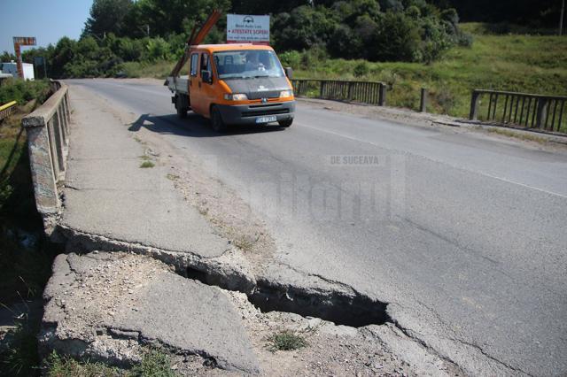 Fisuri adânci afectează stabilitatea podului