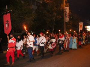 Parada cu făclii pe străzile Sucevei a participanţilor la Festivalul de Artă Medievală „Ştefan cel Mare”