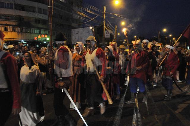Parada cu făclii pe străzile Sucevei a participanţilor la Festivalul de Artă Medievală „Ştefan cel Mare”