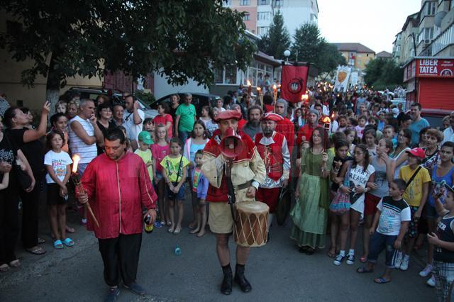 Parada cu făclii pe străzile Sucevei a participanţilor la Festivalul de Artă Medievală „Ştefan cel Mare”