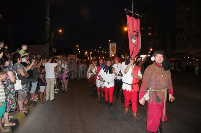 Parada cu făclii a Festivalului de Artă Medievală „Ştefan cel Mare”