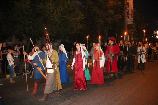 Parada cu făclii a Festivalului de Artă Medievală „Ştefan cel Mare”