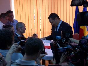 Premierul Victor Ponta i-a înmânat lui Paul Croitoru banii şi o diplomă