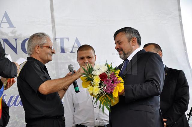 Nicolae Ciobanu, autorul volumul „Adâncata la jumătate de mileniu”, fost primar până în 1989 şi cetăţean de onoare al comunei, felicitat de Ioan Balan