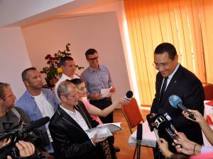 Premierul Victor Ponta i-a înmânat, ieri, lui Paul Croitoru banii şi o diplomă