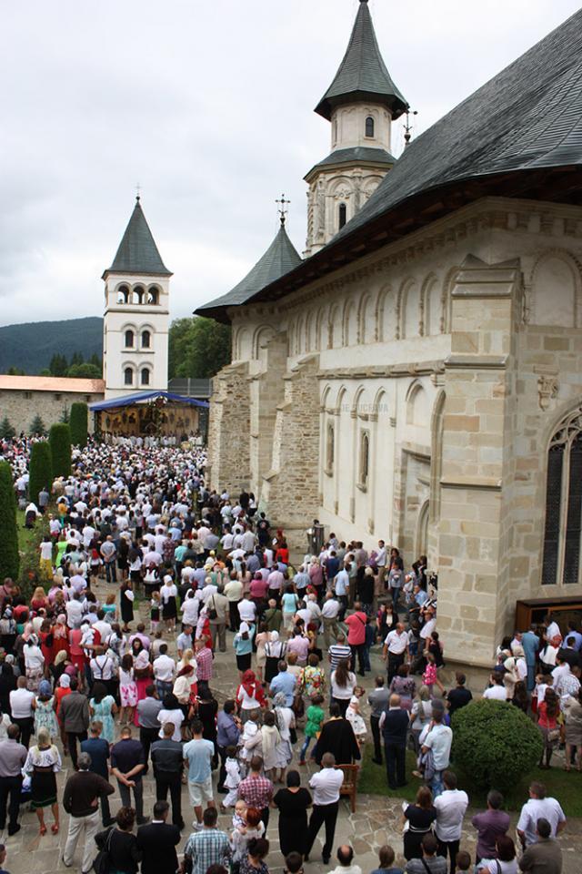 Peste 10.000 de credincioşi au fost prezenţi ieri la Mănăstirea Putna