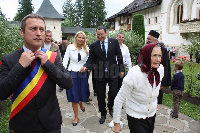 Victor Ponta şi soţia sa au fost binecuvântaţi la Putna de ÎPS Pimen şi de stareţul mănăstirii, Melchisedec Velnic