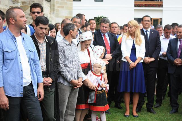 Victor Ponta şi soţia sa au fost binecuvântaţi la Putna de ÎPS Pimen şi de stareţul mănăstirii, Melchisedec Velnic