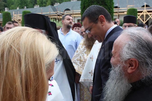 Victor Ponta şi soţia sa au fost binecuvântaţi la Putna de ÎPS Pimen şi de stareţul mănăstirii, Melchisedec Velnic