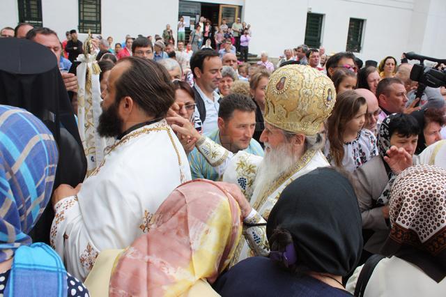 Victor Ponta şi soţia sa au fost binecuvântaţi la Putna de ÎPS Pimen şi de stareţul mănăstirii, Melchisedec Velnic