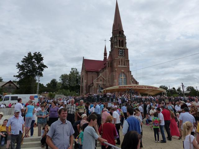 Câteva mii de oameni au participat la ceremonia religioasă de la Sanctuarul romano-catolic de la Cacica