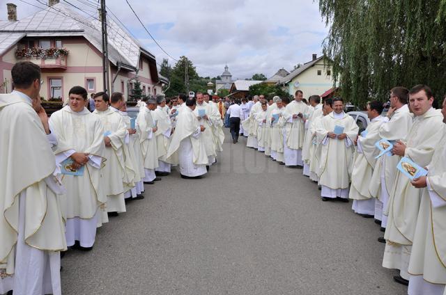 Tradiţionala procesiune a clericilor şi a tinerilor