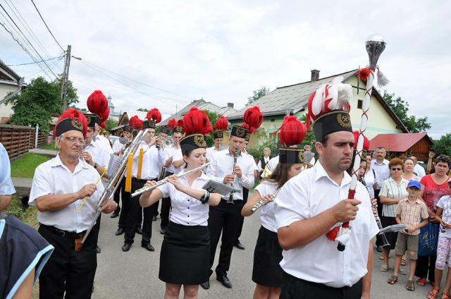 Tradiţionala procesiune a clericilor şi a tinerilor