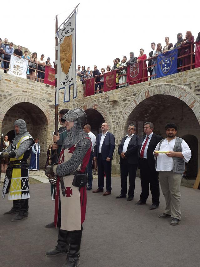 Salve de tun şi defilări ale cavalerilor din toată ţara, la deschiderea oficială a Festivalului Medieval 2014