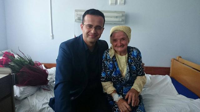 Mihai Gâdea şi „bunica” sa. Foto: Facebook