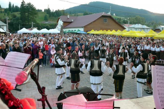 Spectacol de dansuri prezentat de Ansamblul “Bistriţa Aurie” din Ciocăneşti